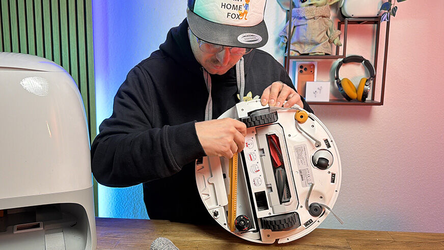 Der Roborock Qrevo Curv 2 Wischroboter wird gewartet.